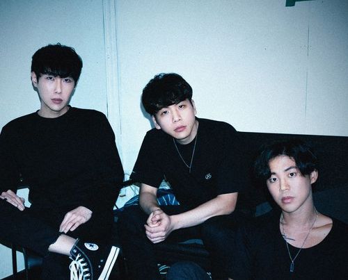 뮤지션 구스다운의 배경